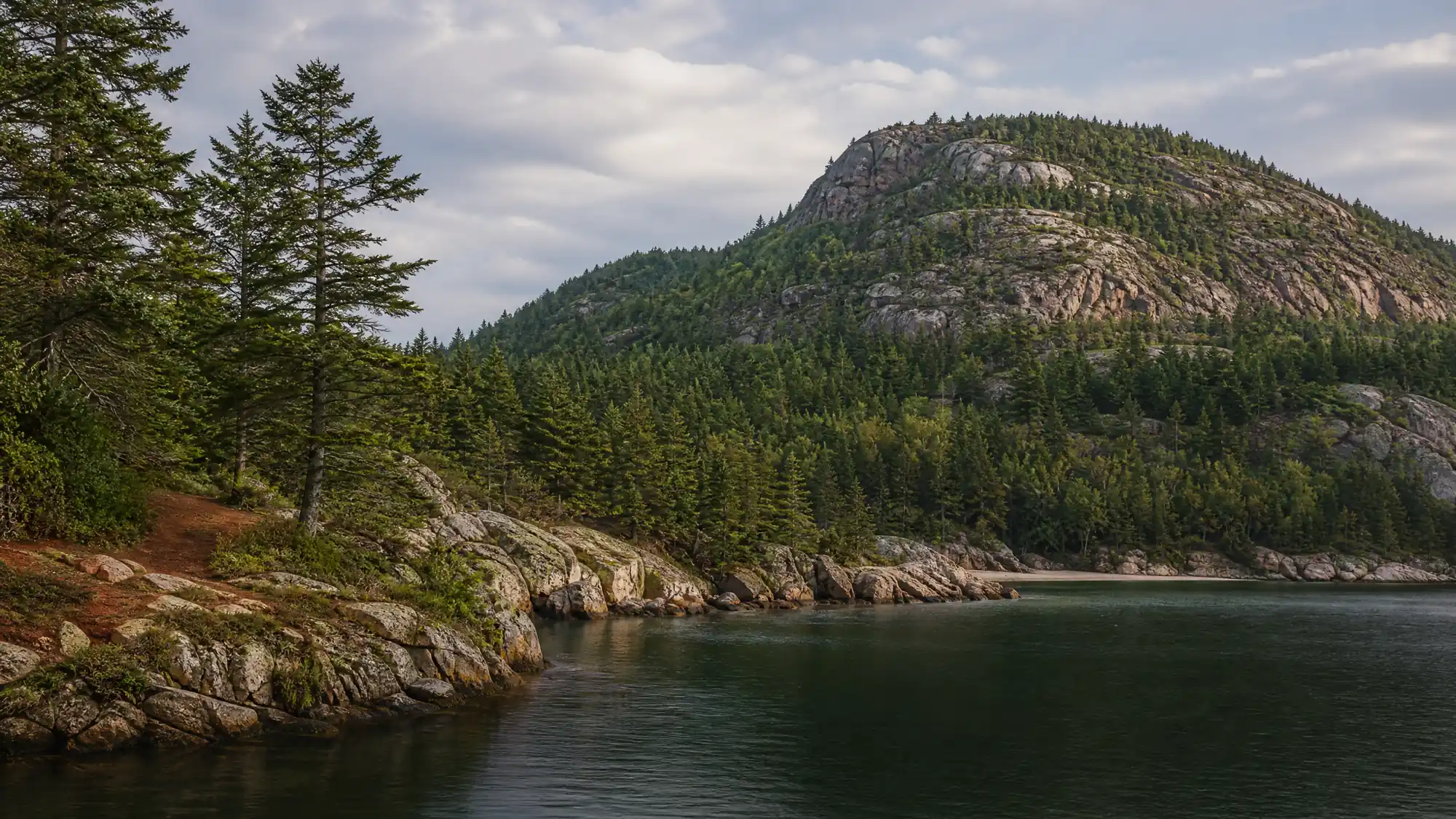 Der Acadia-Nationalpark schützt 50.000 Acres felsiger Atlantikküste und Granitgipfel. Sie können eine 27 Meilen lange Panoramastraße und 45 Meilen autofreie Kutschenwege erkunden.